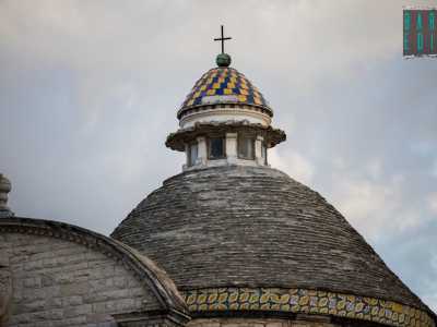 Questa particolare tipologia di copertura � diffusa soltanto in Puglia nelle chiese di piccole dimensioni. Sulla sua sommit� troviamo anche una particolare decorazione a mattonelle maiolicate blu e gialle: fu l�architetto e artista Carlo Rosa a inserirle secondo il corrente gusto barocco